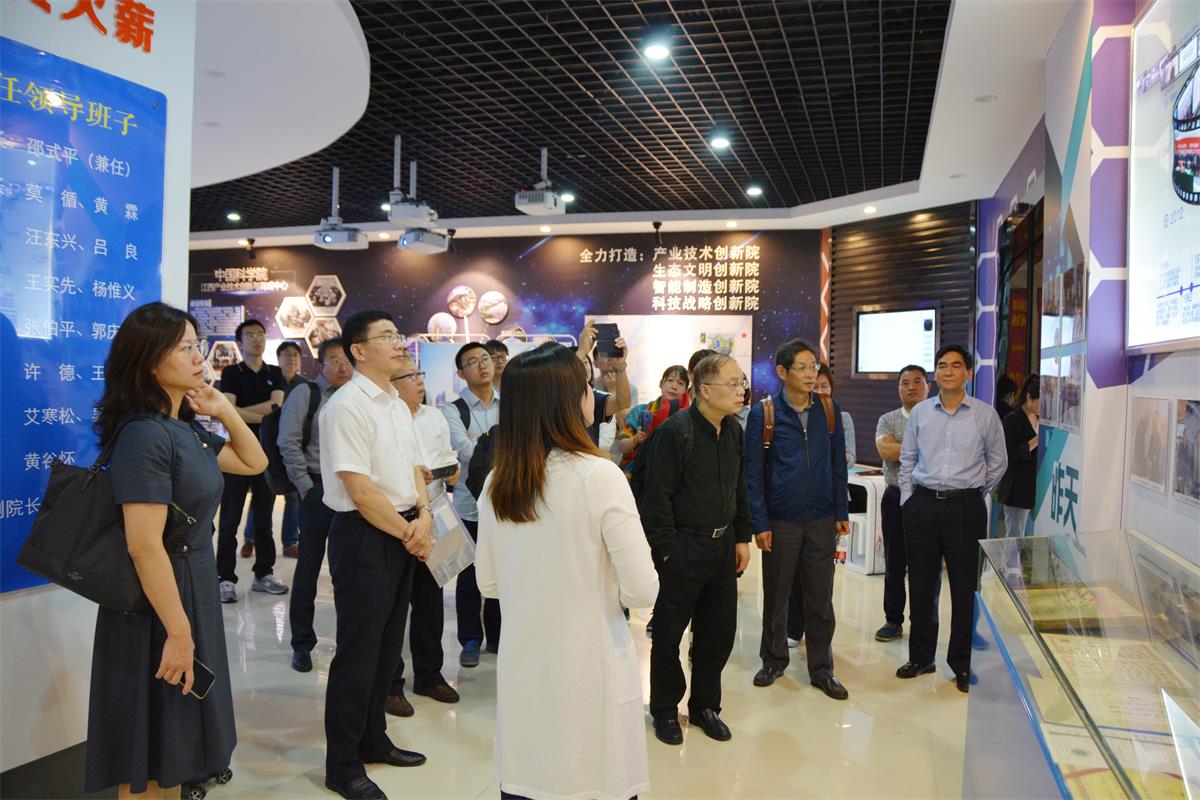 参观展厅.jpg