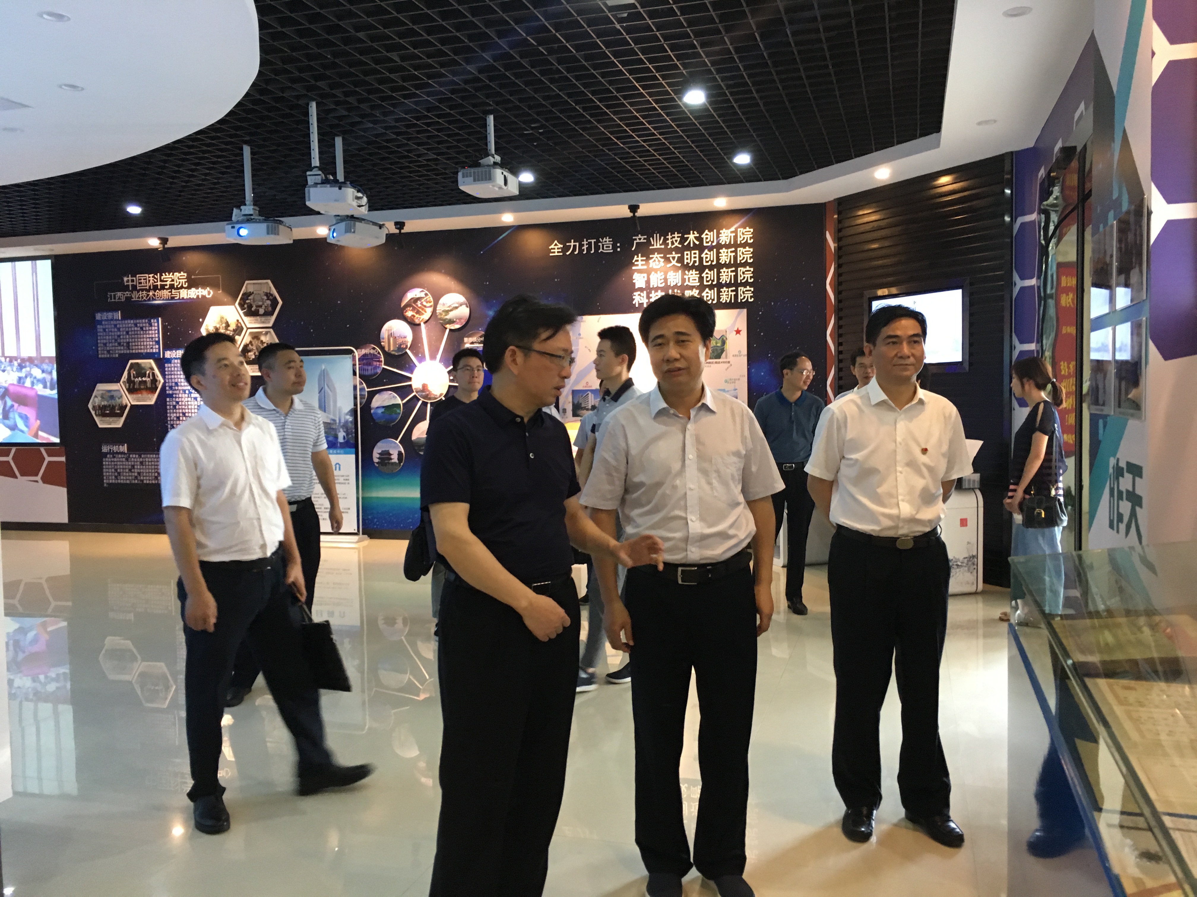 省委组织部领导考察我院科技创新成果.jpg